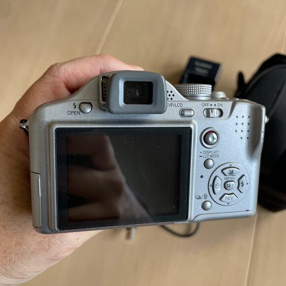 Panasonic Lumix DMC-FZ7S 6MP Digital Camera ,12x Optical Image Stabilized Zoom - Picture 4 of 11